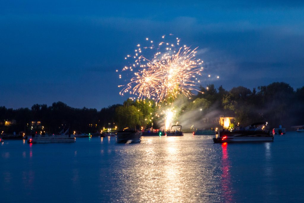 Crystal Lake Fireworks Burnsville, MN 4th of July Fireworks